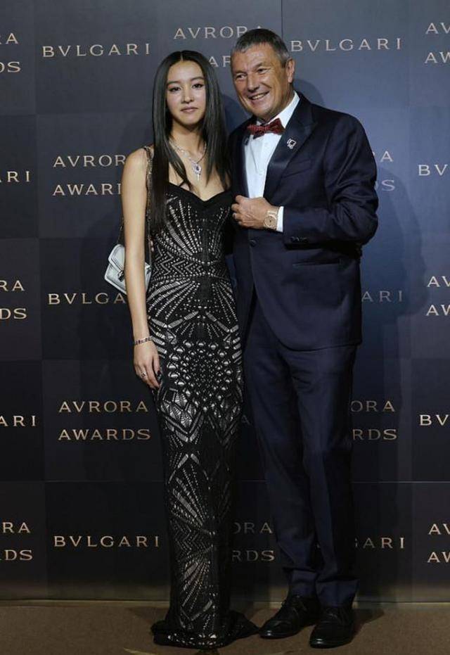 黑色|木村光希穿黑色吊带裙亮相，秀出性感事业线，难以想象才18岁