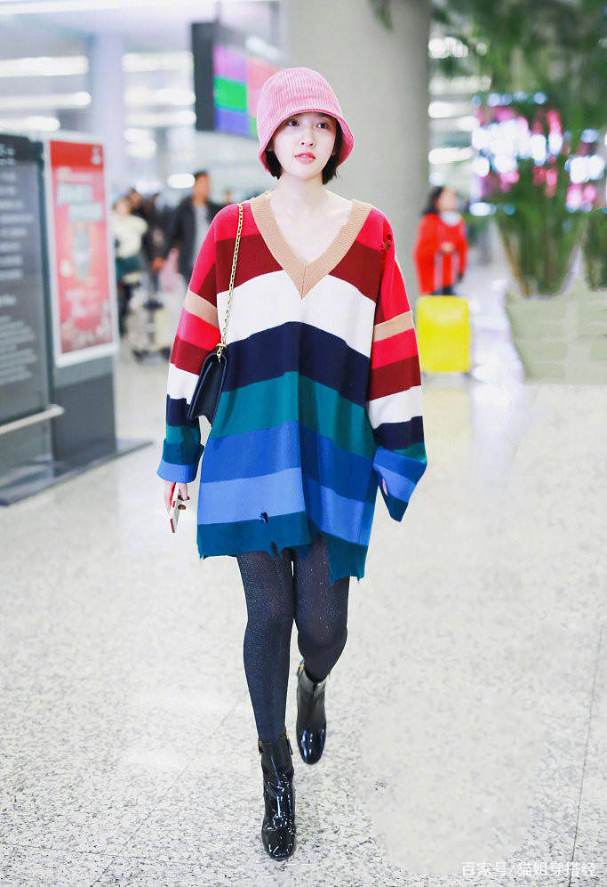 毛衣|黄圣依教婆婆跳女团舞，穿彩虹毛衣减龄时髦，婆媳俩互动太温馨