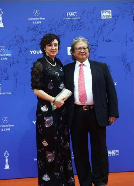 设计|高丽虹和洪金宝结婚30年，没生孩子身材撩人，穿裙子更像小姑娘