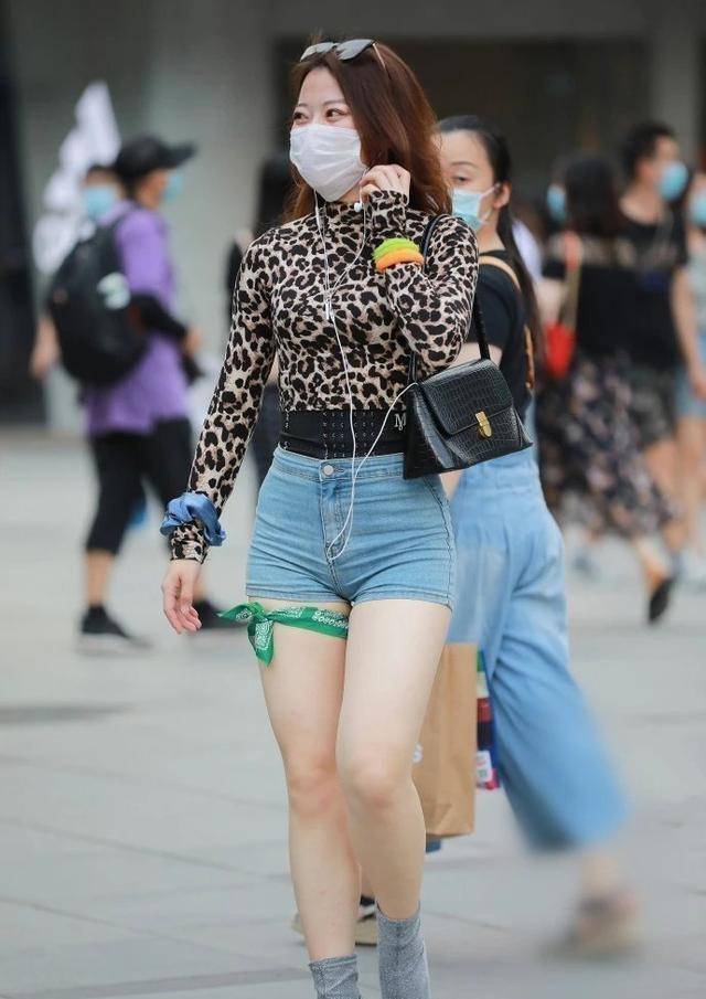 长袖|豹纹长袖搭蓝牛仔短裤，简单时尚有韵味，多了一丝复古少女范