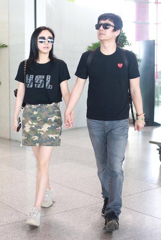 迷彩|刘芸与郑钧牵手穿得稳重，黑色T恤配迷彩裙秀美腿，两人更似父女