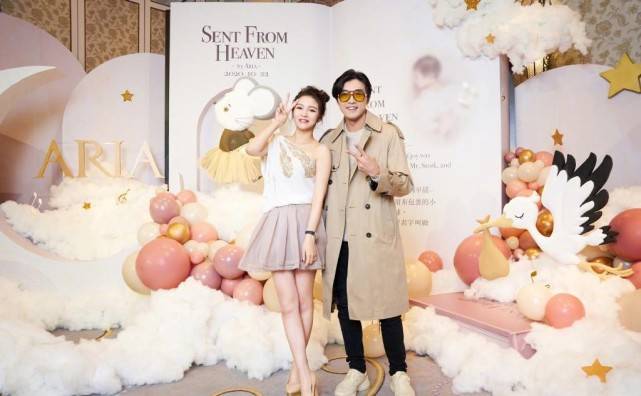 身材|安以轩保养得真好,穿破洞T恤秀幸福家庭,身材曲线一点没走形