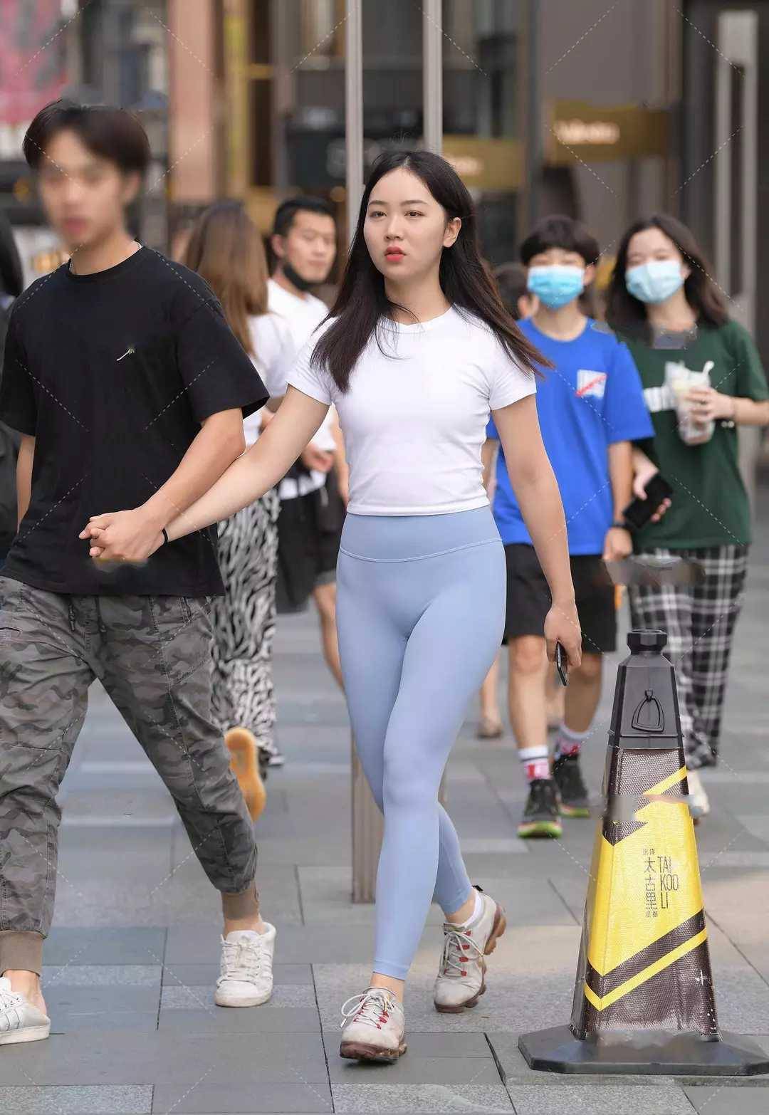 显得|身材高挑的健美裤小姐姐，造型甜美吸睛，温婉动人的气质