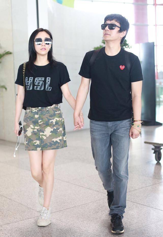 迷彩|刘芸与郑钧牵手穿得稳重，黑色T恤配迷彩裙秀美腿，两人更似父女
