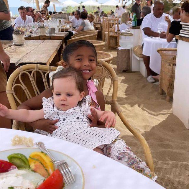 元素|瓦妮莎带三个女儿度假！2岁小女儿穿花裙戴墨镜，三女儿更像科比