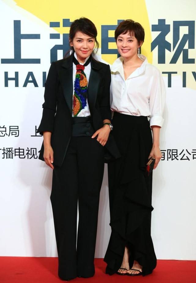 颜色|刘涛穿衬衫扮酷耍帅，遇到小4岁孙俪，一身黑白装扮真有CP感