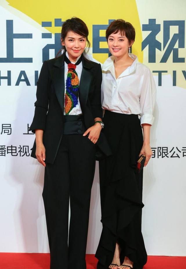 颜色|刘涛穿衬衫扮酷耍帅，遇到小4岁孙俪，一身黑白装扮真有CP感