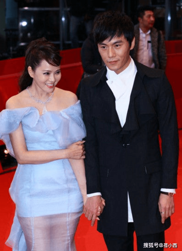 身材|伊能静秦昊牵手走红毯，男穿西装帅气，女的穿一字肩连衣裙好漂亮