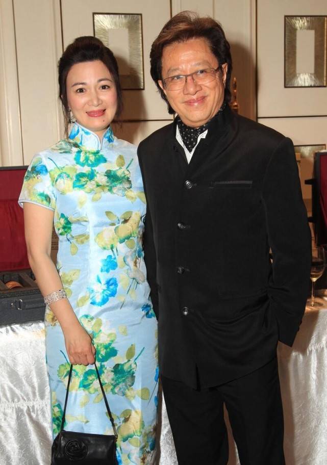 颜色|陈少霞都步入中年了，可婴儿肥看着挺嫩，穿旗袍丝毫不像富太太
