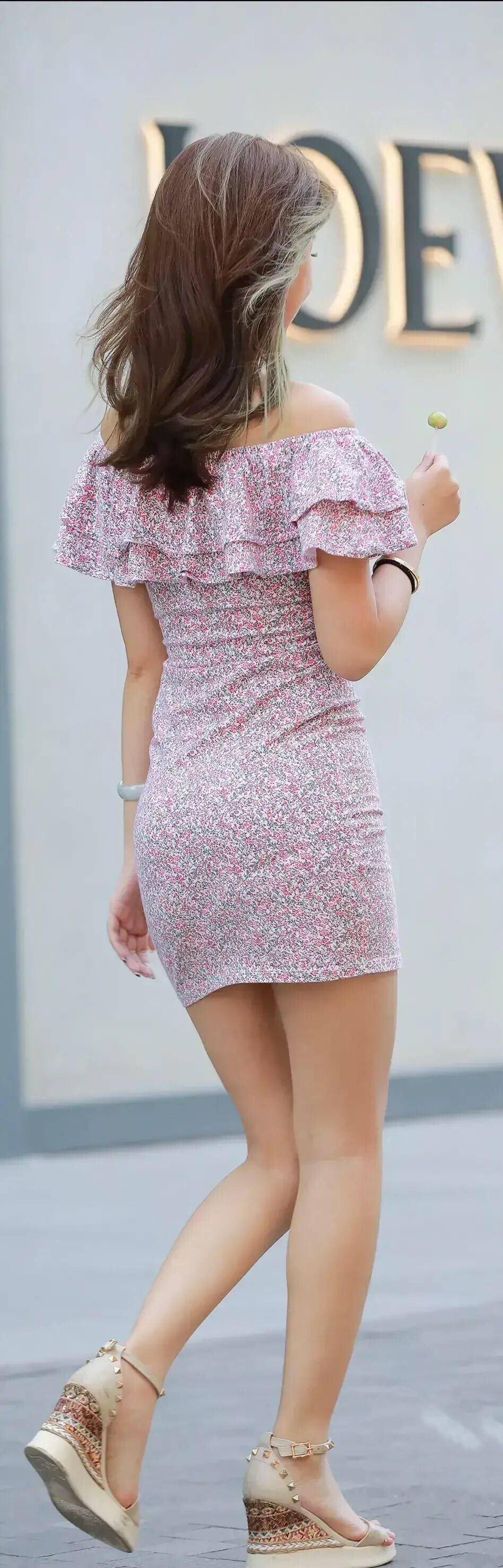 牛仔|紫色露肩碎花裙搭配坡跟凉鞋,简约甜美的穿搭方式,尽显高级感