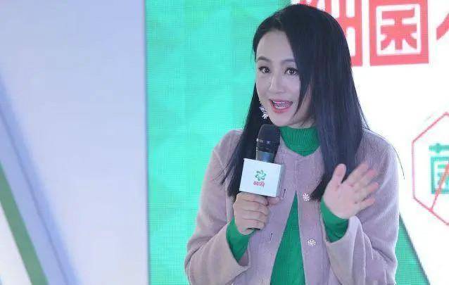 米色|46岁的曹颖让人有点失望,虽然脸胖了不少,但穿大衣身段还很苗条