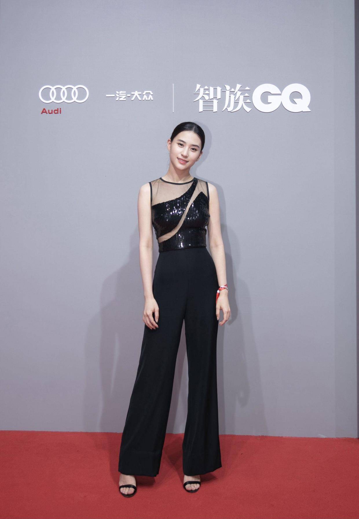 黑色|何超莲不愧是千金，穿白T恤搭配彩色短裙高级时髦，女神范十足