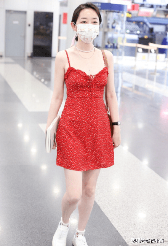 蒋梦婕|蒋梦婕的私服穿搭还挺清凉的，一条红色吊带裙就出门，简约又时髦