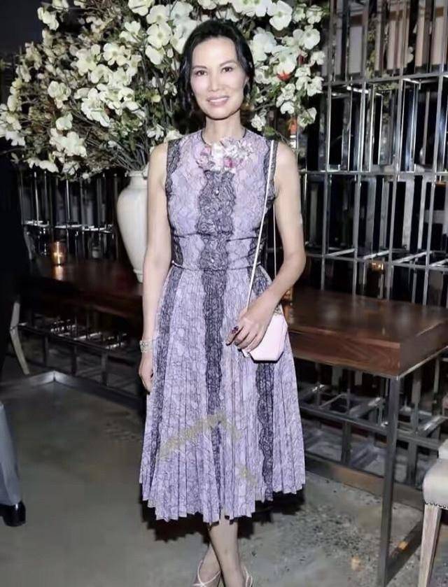 美眉|邓文迪眼光真“毒”,一袭黄色改良旗袍尽显东方韵味美,大方得体