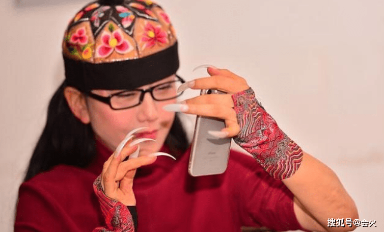 都说|63岁杨丽萍做家务被拍！带黑丝手套拿拖把，指甲太长干活不方便