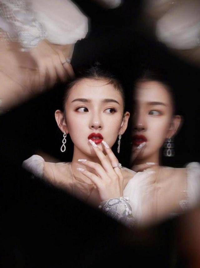 身材|宋祖儿穿半透蕾丝裙亮相，裙摆直接拖地，直接秀出性感身材