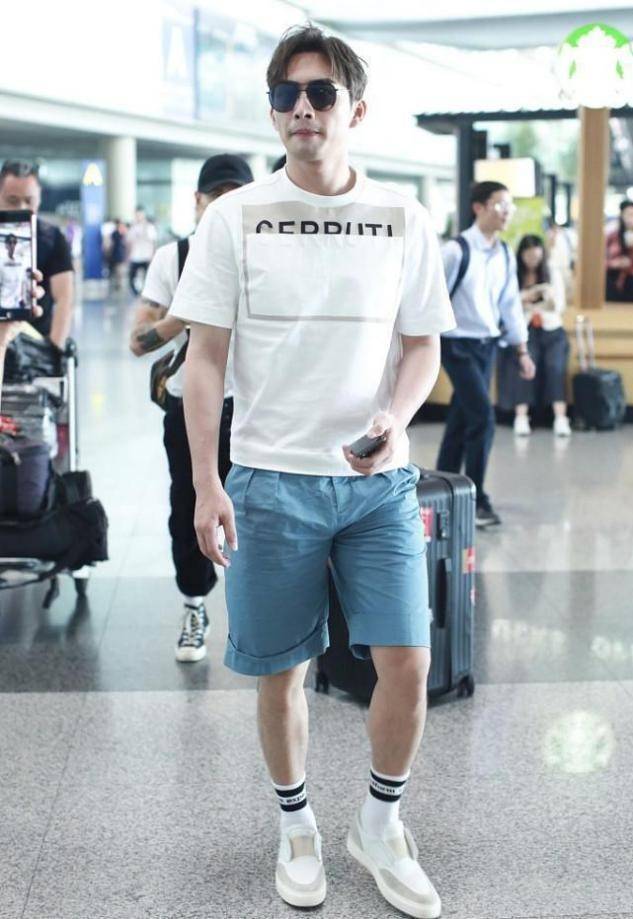 张彬彬|张彬彬不搞“油腻男”那一套，清爽T恤配短裤，肌肉紧实有男人味