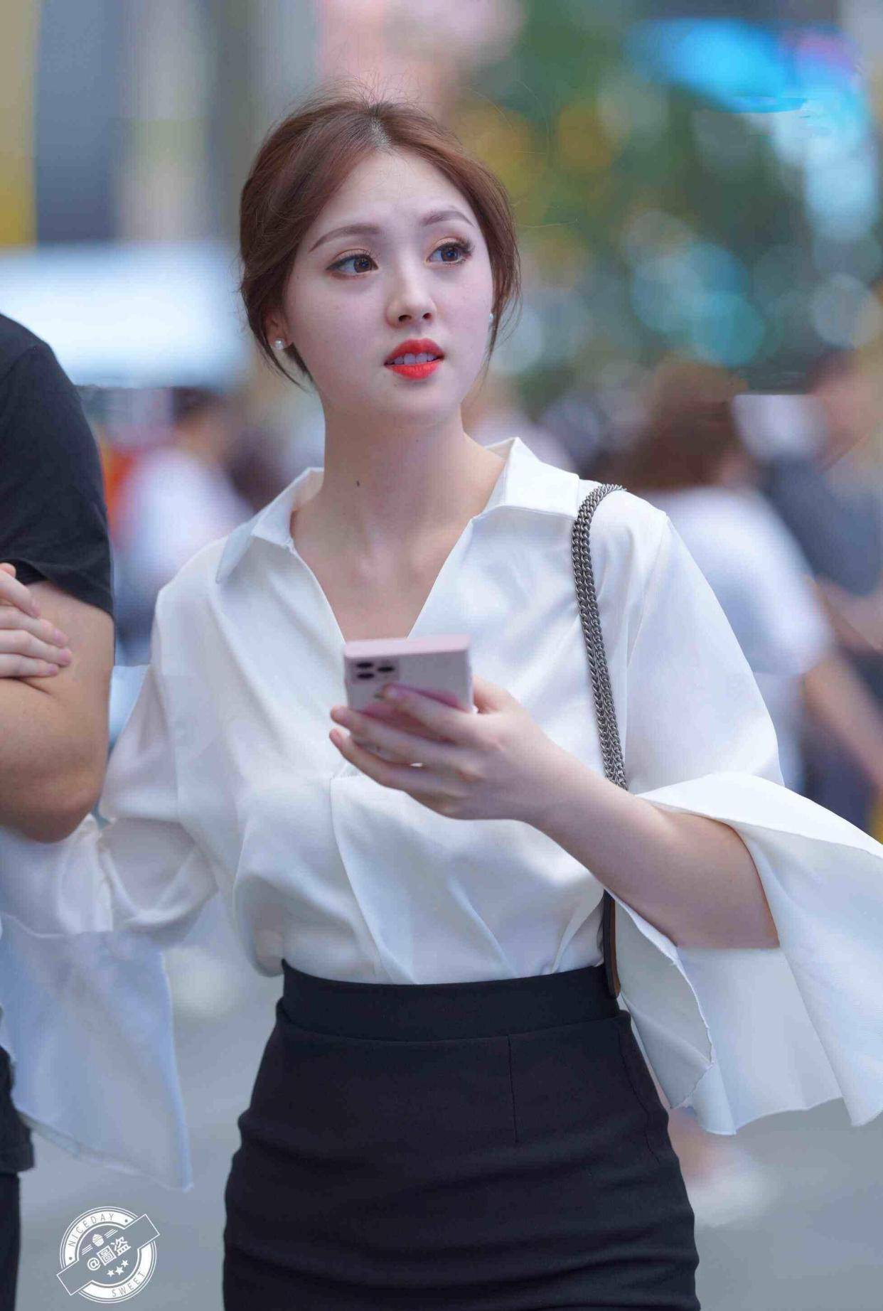 花朵|随便穿搭的连衣裙展现时尚风情，体现美女娇柔的姿容，吸引视线