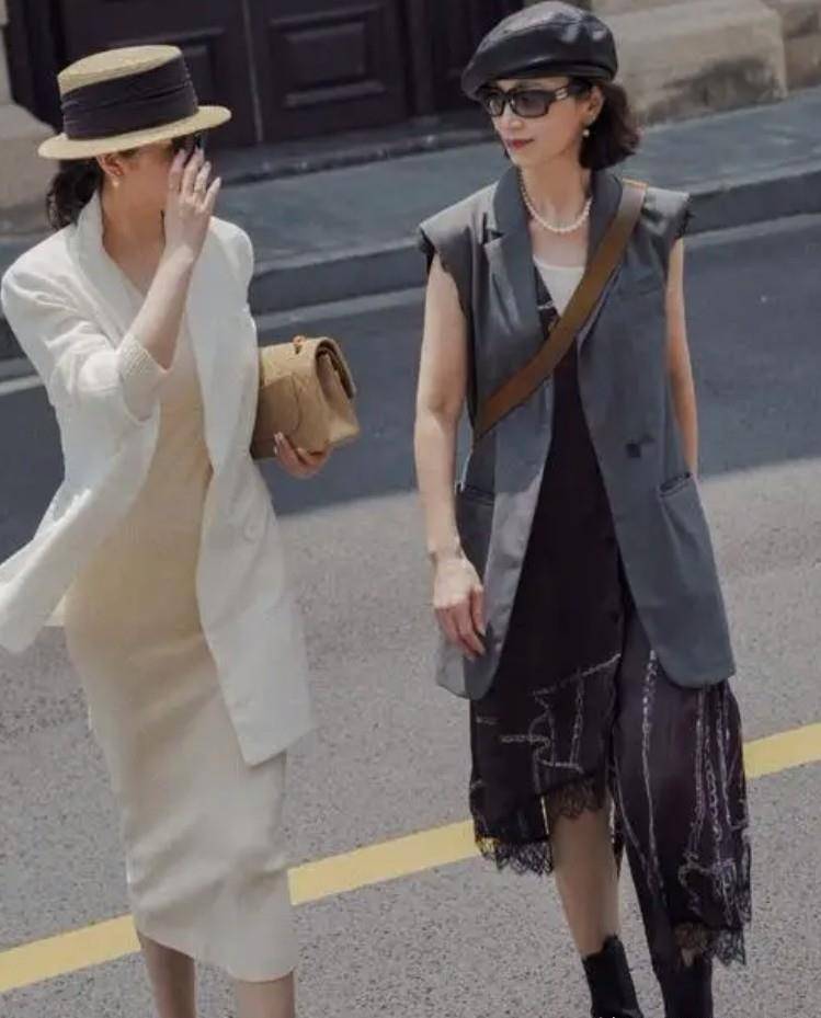 三木|被三木妈妈的夏日穿搭圈粉了，50岁美得优雅不做作，气质真高级