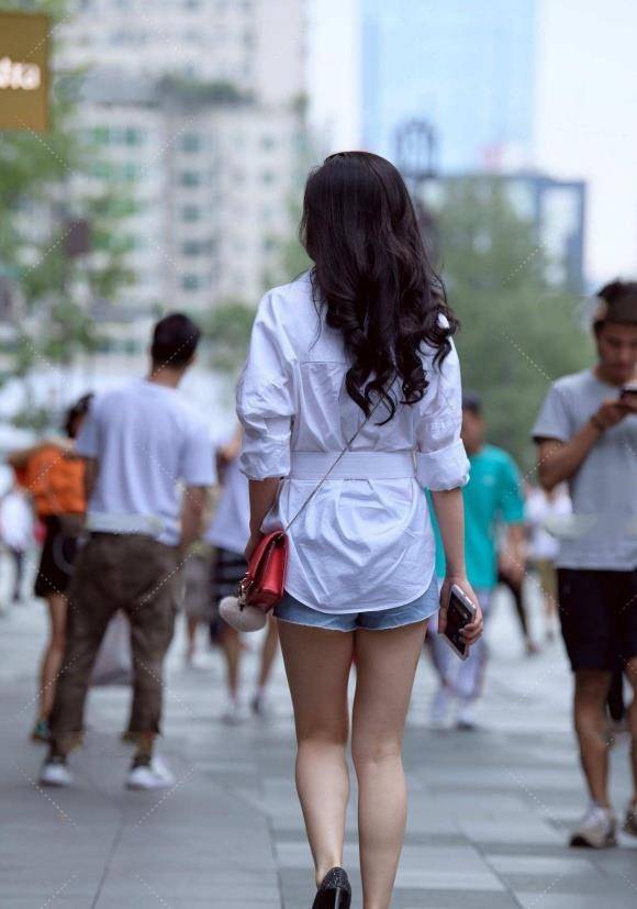 身材|夏日白衬衫穿搭，配牛仔短裤，时尚又耐看 ，清新中带着美的气韵
