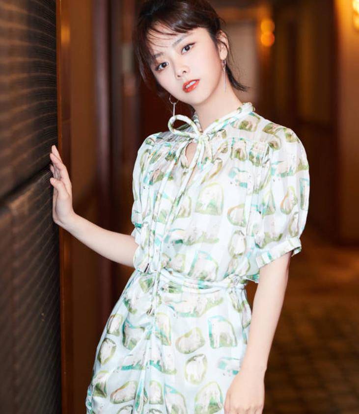 服装|谭松韵撞衫杨紫,两人同穿印花裙,一时间分不出谁更可爱