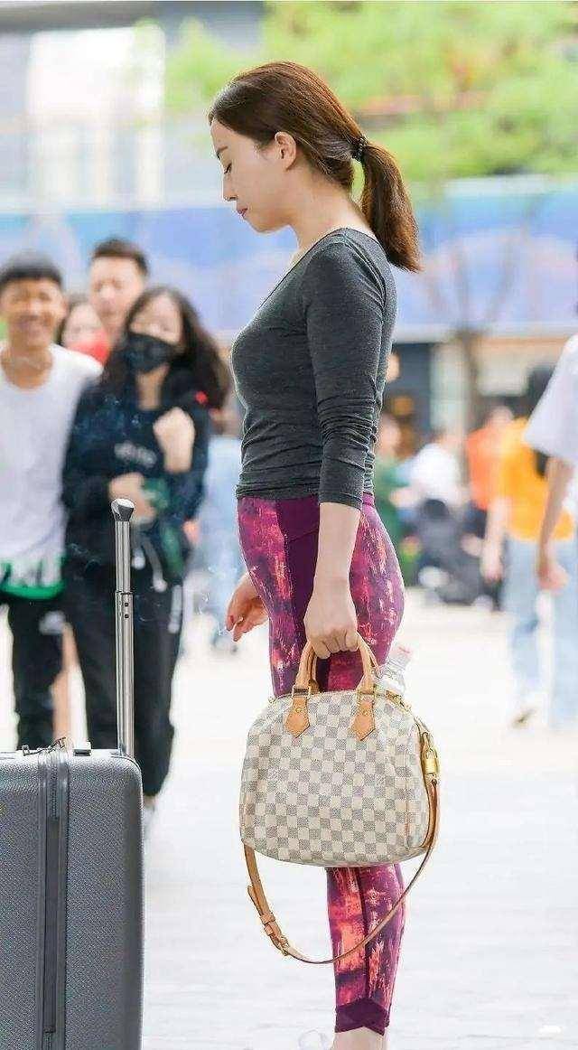 卫衣|长度刚刚好的打底裤，把那婀娜曼妙的身姿完美呈现于外，很有韵味