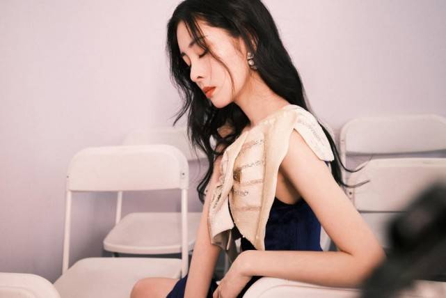 设计|张碧晨也太瘦了,穿露肩裙脖颈线条突出,一点不像是生过娃