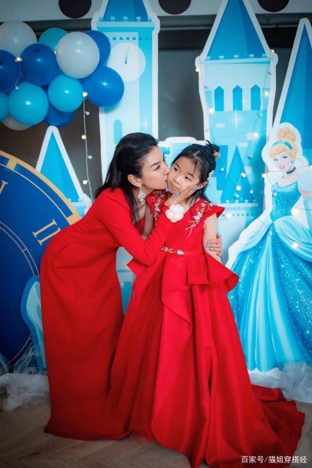 生日|黄奕为女儿庆8岁生日,豪买3蛋糕摆一排,母女同穿红裙画面真喜庆