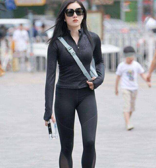 颜色|魅力动人的打底裤装扮很有时尚感,凸显美女精致的一面,吸引视线