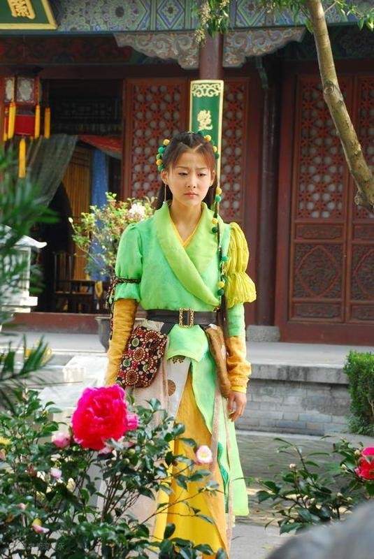 赵丽颖|古装绿衣美人：刘亦菲脱俗，赵丽颖灵动，热巴娇俏，她俩最经典！