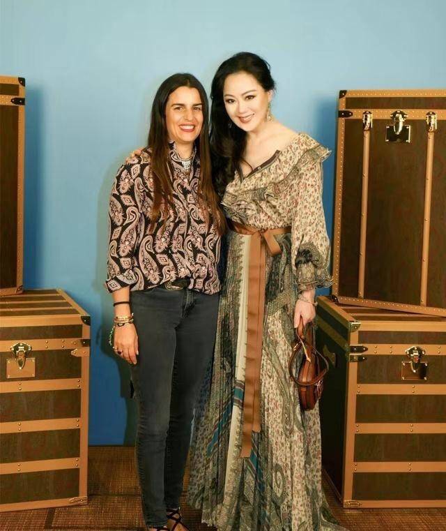 身材|章小蕙有名媛气质,穿碎花“大妈裙”也不俗气,看着不像快60的人