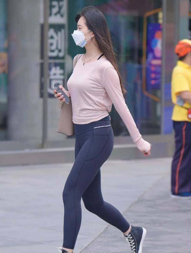 浅色|精致大方的打底裤充满美俏的魅力，带来别样的风情，吸引视线