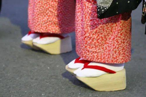 in|【语斋.翻译】凉鞋可不是cool shoes,买鞋时别说错哦