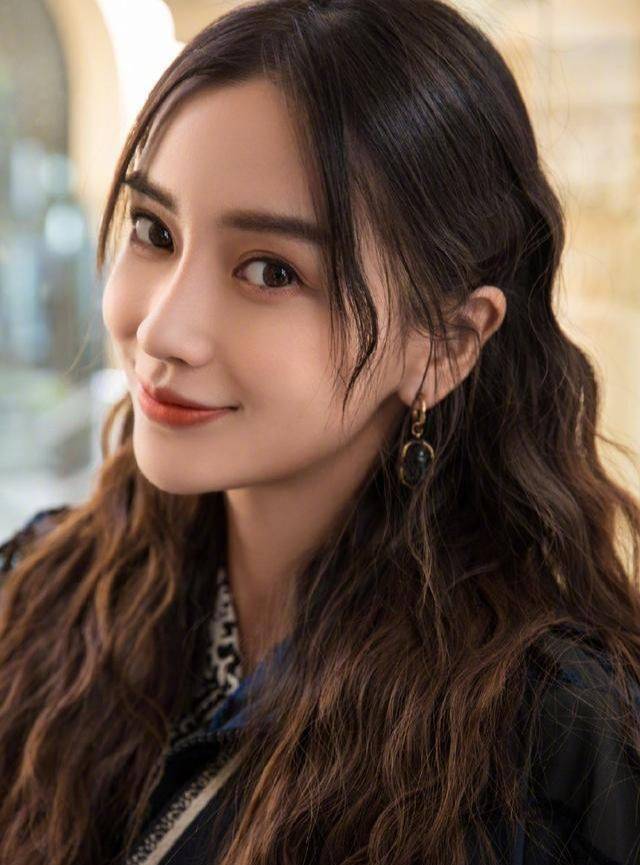 卫衣|杨颖卫衣搭配印花及膝裙，青春靓丽美貌加倍！