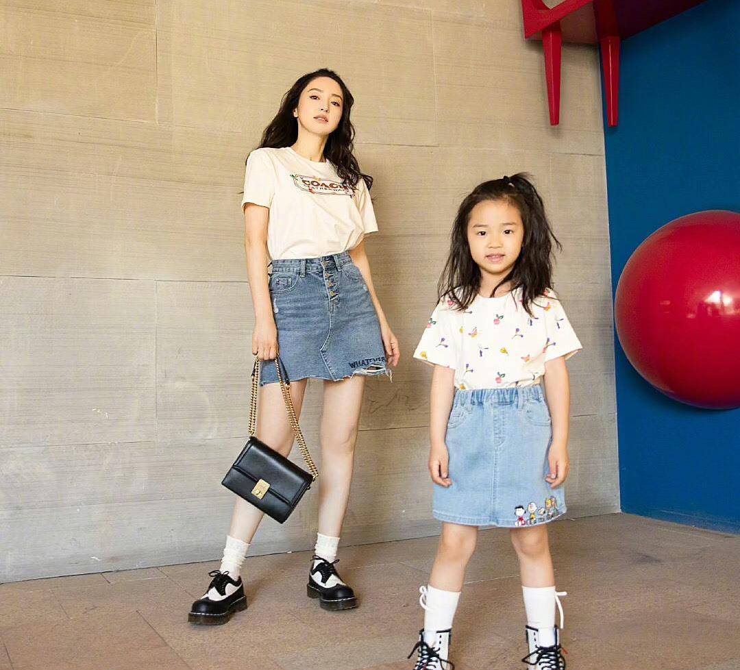 董璇|董璇少女感确实很强，同框女儿拍摄像姐妹，一时分不清谁更吸引人