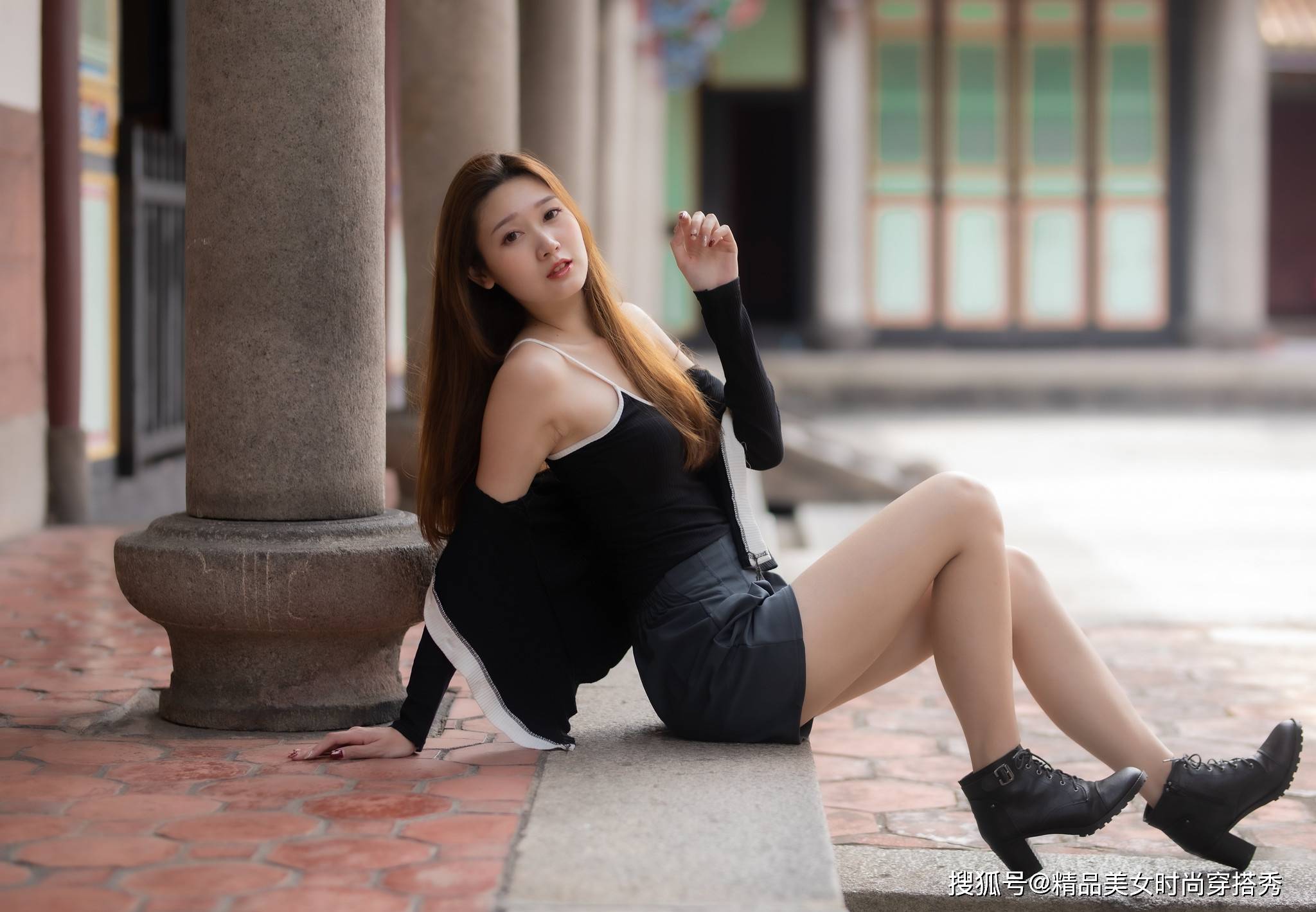 高跟|休闲的针织开衫内搭简约吊带，下搭高级灰色的休闲短裤，潮范十足