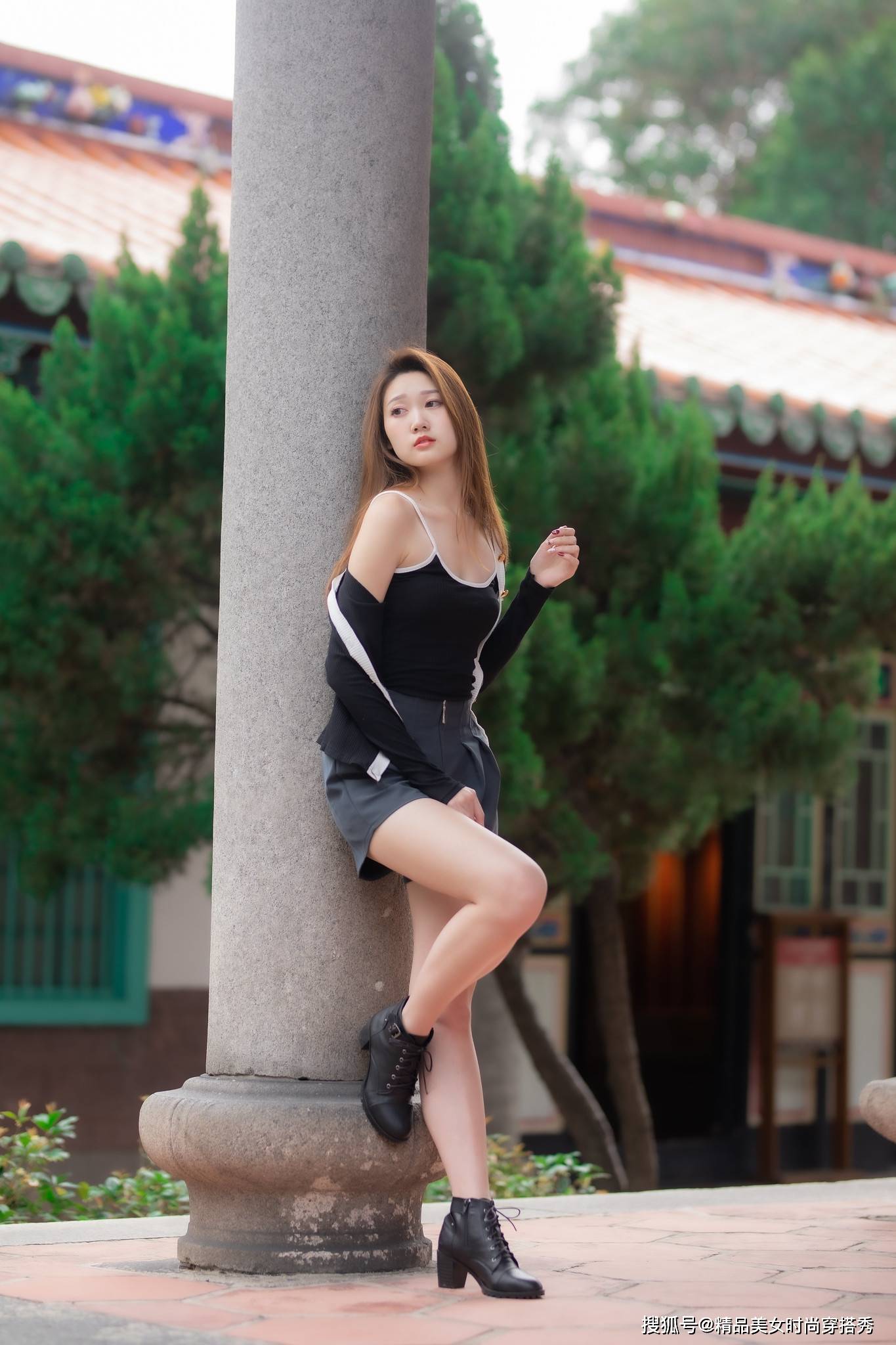 高跟|休闲的针织开衫内搭简约吊带，下搭高级灰色的休闲短裤，潮范十足