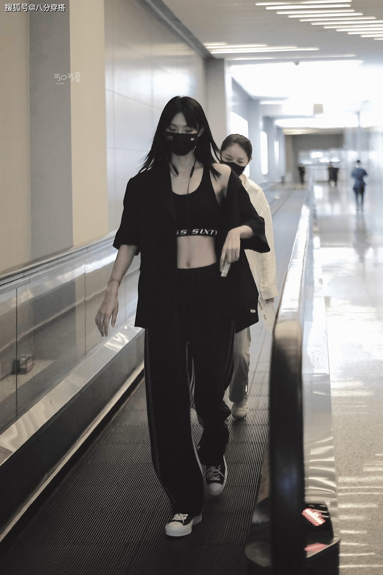 身材|江美仪太懂秀身材,穿红色西装干练潇洒,身姿挺拔不像49岁中年人