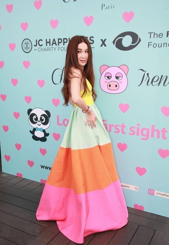 显得|温碧霞的年龄是个谜，看起来“少女感”太强了，一双美腿太吸晴
