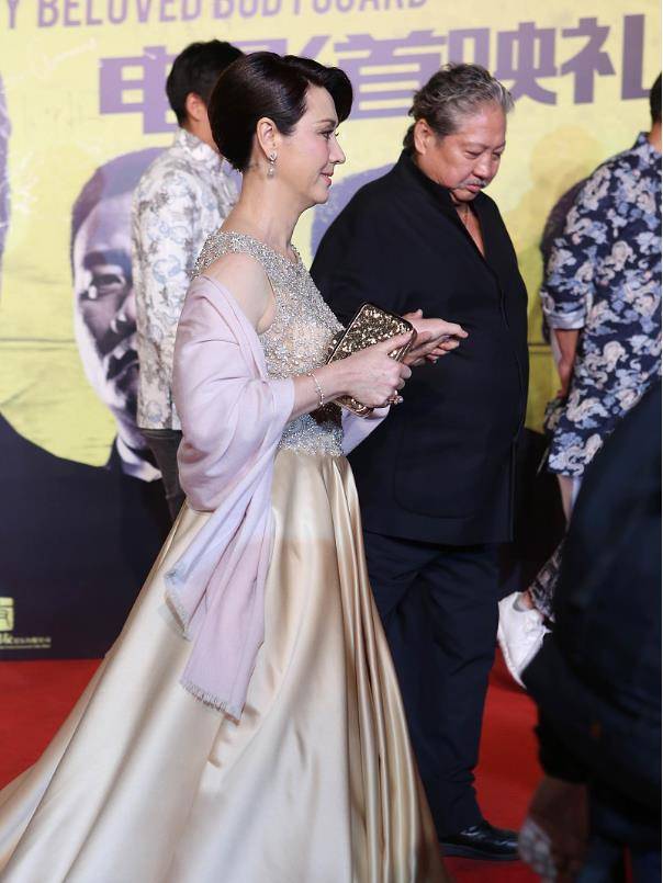 设计|高丽虹和洪金宝结婚30年，没生孩子身材撩人，穿裙子更像小姑娘