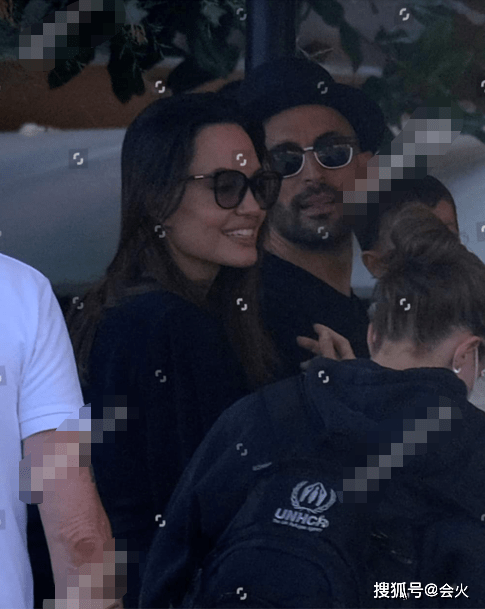 状态|安吉丽娜朱莉现身街头被拍！露齿大笑脸颊凹陷，手臂干瘦青筋暴起