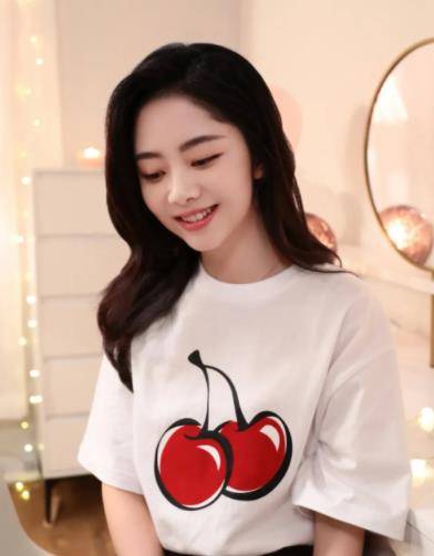 身材|谭松韵娃娃脸，穿衣打扮也很少女，适合20岁左右的女生学习