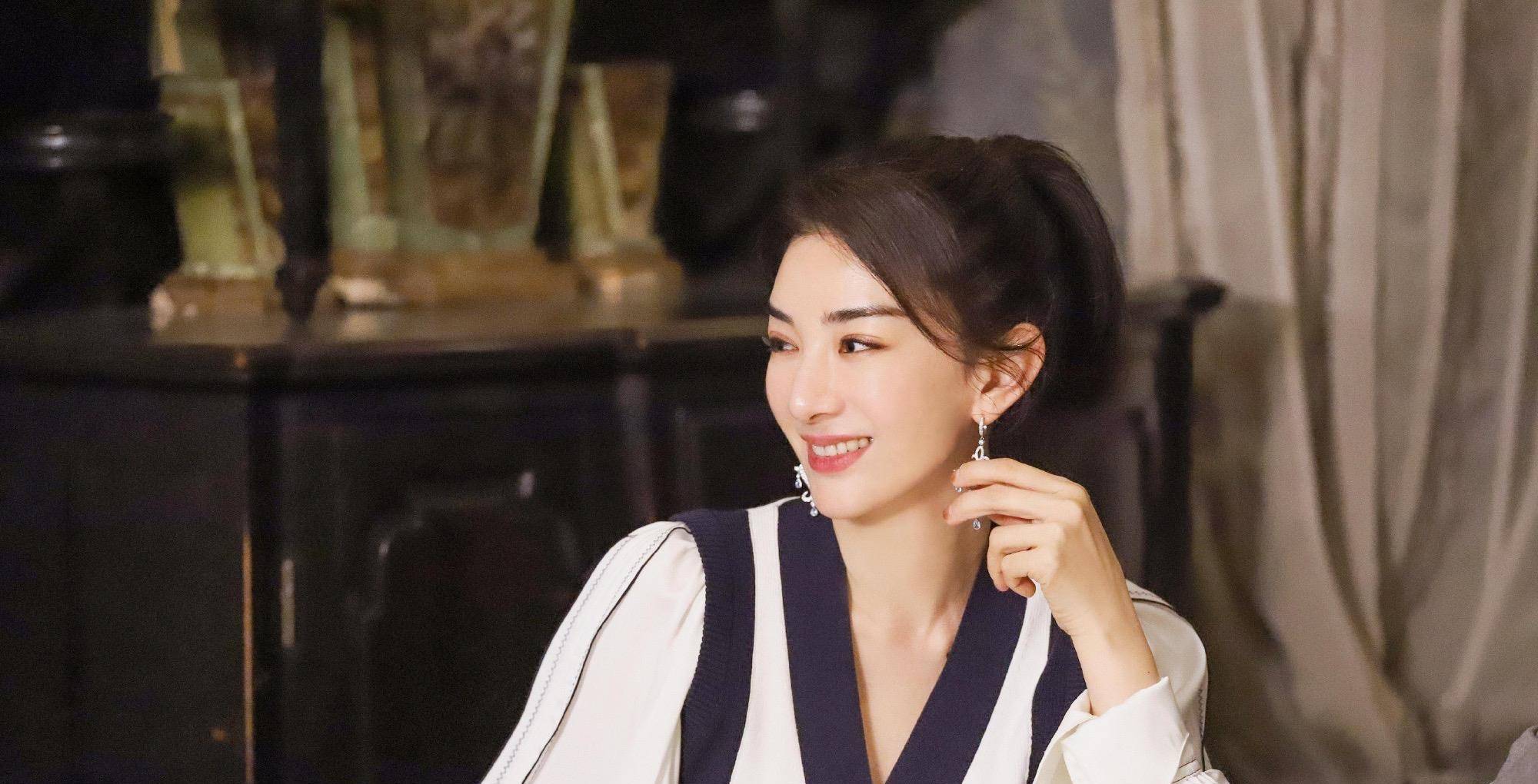 黄奕|黄奕不扮嫩也很少女，衬衫和长裙减龄又洋气，高马尾美得让人心动