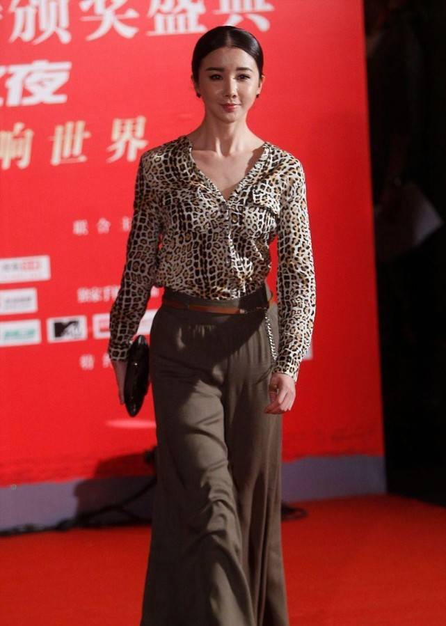 套装|孙菲菲比小姑娘耐看，气质轻熟妆造精致，透着一种成熟女人味