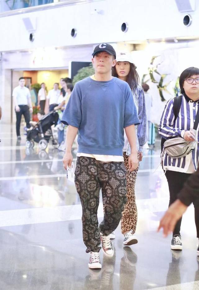 感觉|陈冠希老了也不甘落后，穿蓝色T恤配“奶奶裤”，还挺时髦的