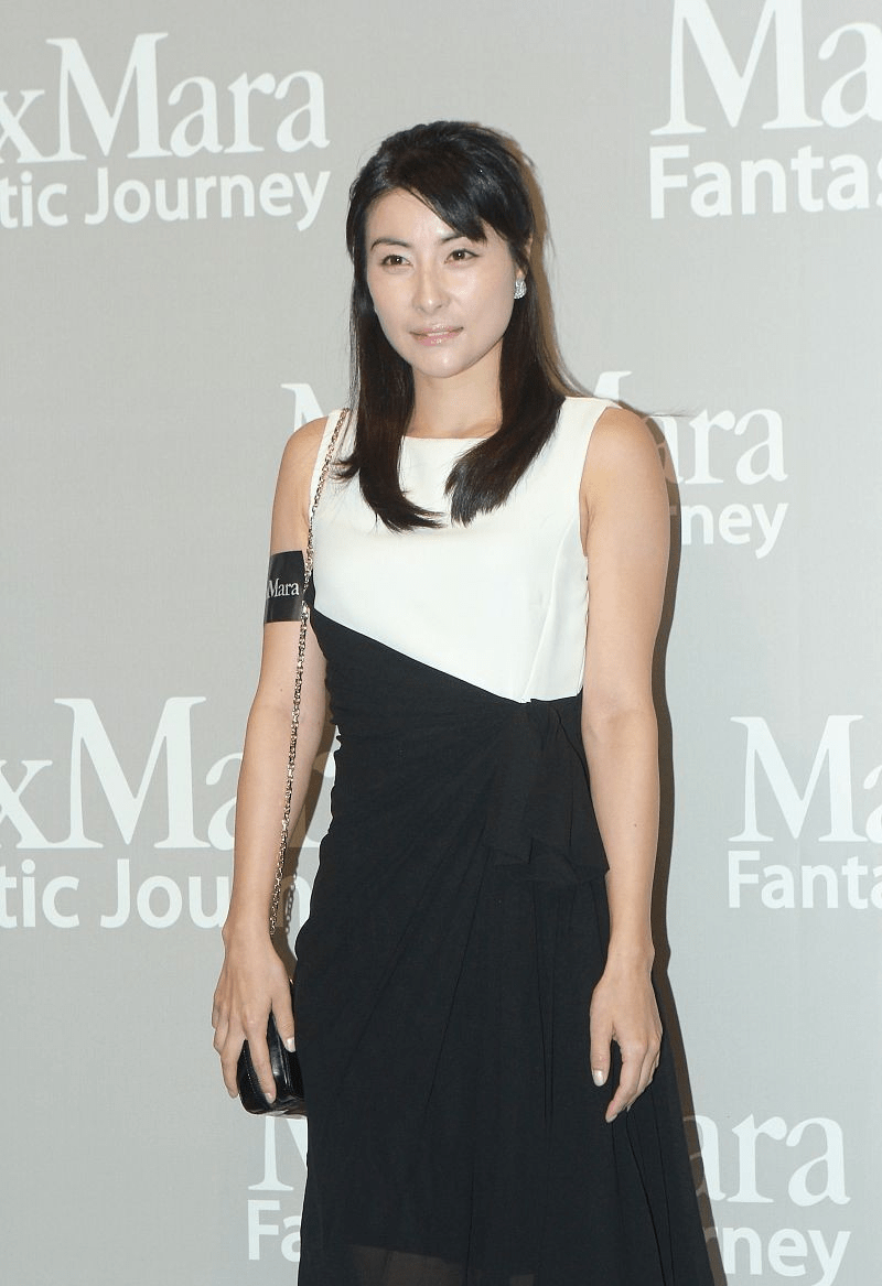 马尾|郭晶晶当裁判挺有气场的，当妈以后更稳重了，低马尾隐藏豪门气度