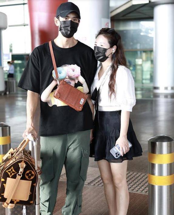 大陆|经超与娇妻小李琳现身机场，甜美又相爱