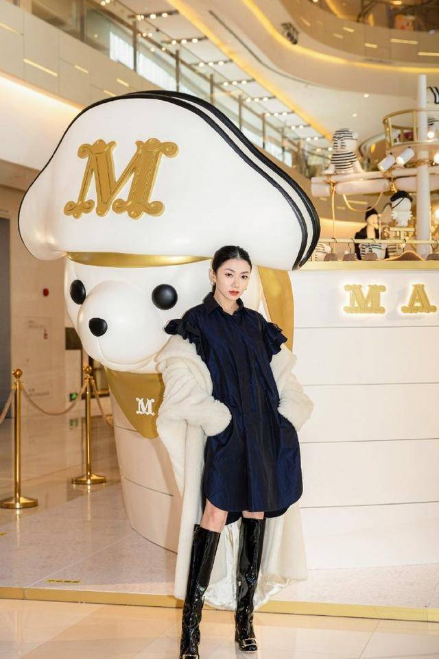 质感|郑恺前女友程晓玥，一身白色的大衣搭配连衣裙，长腿太吸睛