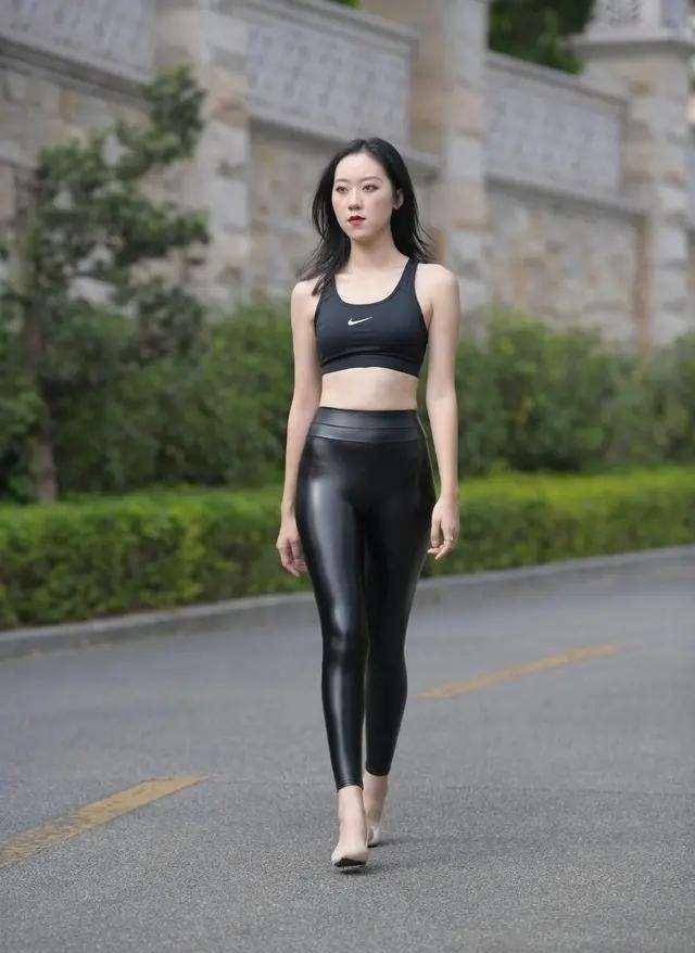 黑色|黑色紧身背心搭配皮质打底裤，干净清爽的单品，搭配起来更好看