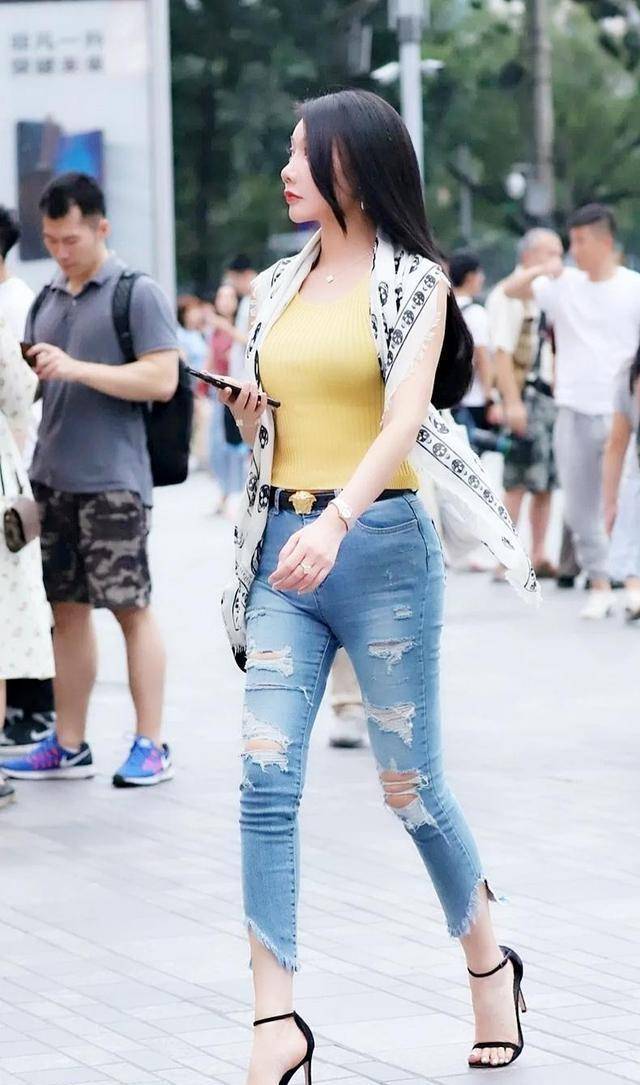 黑色|黑色紧身上衣搭配粉红色心神打底裤，清新不俗气，整体简洁干净